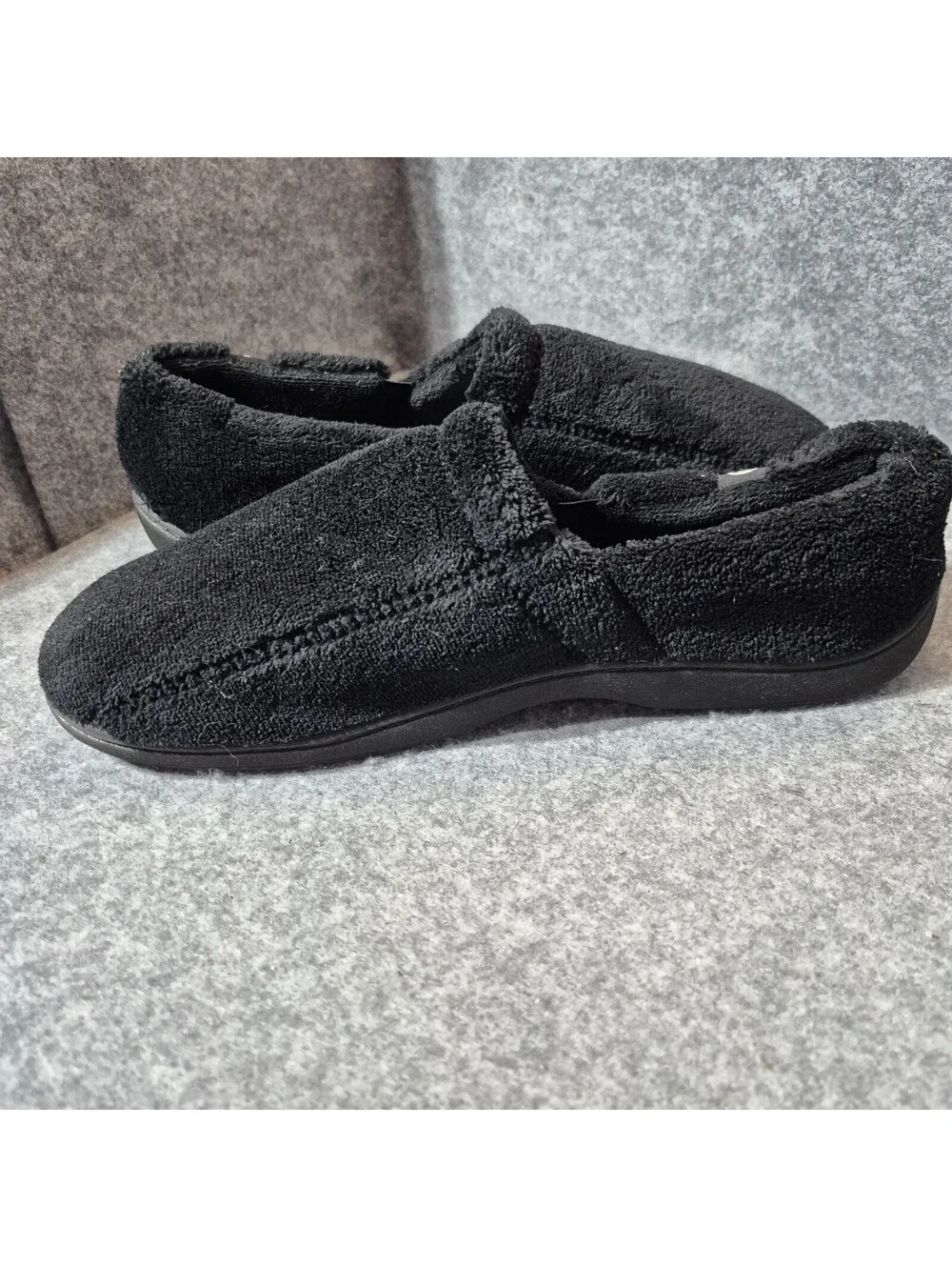 Isotoner Mens Slippers Size 9.5-10.5 Machine Washable